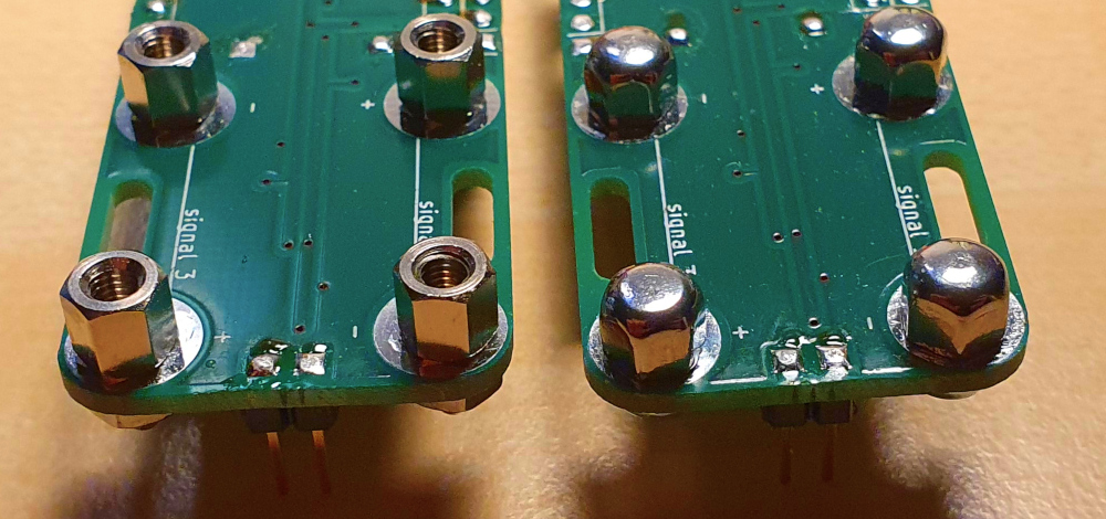 photograph of two electrode modules side by side. the left one uses the more uncomfortable electrode, the right one the more smooth, rounded, comfortable electrode